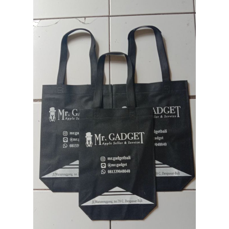 

Tas spunbond tipe box bagg termurah 26×32×8 plus sablon killat