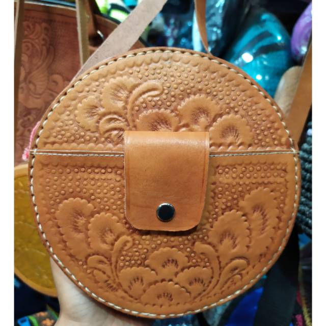 (BISA COD) TAS SELEMPANG BUNDAR DENGAN KANCING DEPAN BAHAN KULIT ASLI UKURAN DIAMETER 20 CM