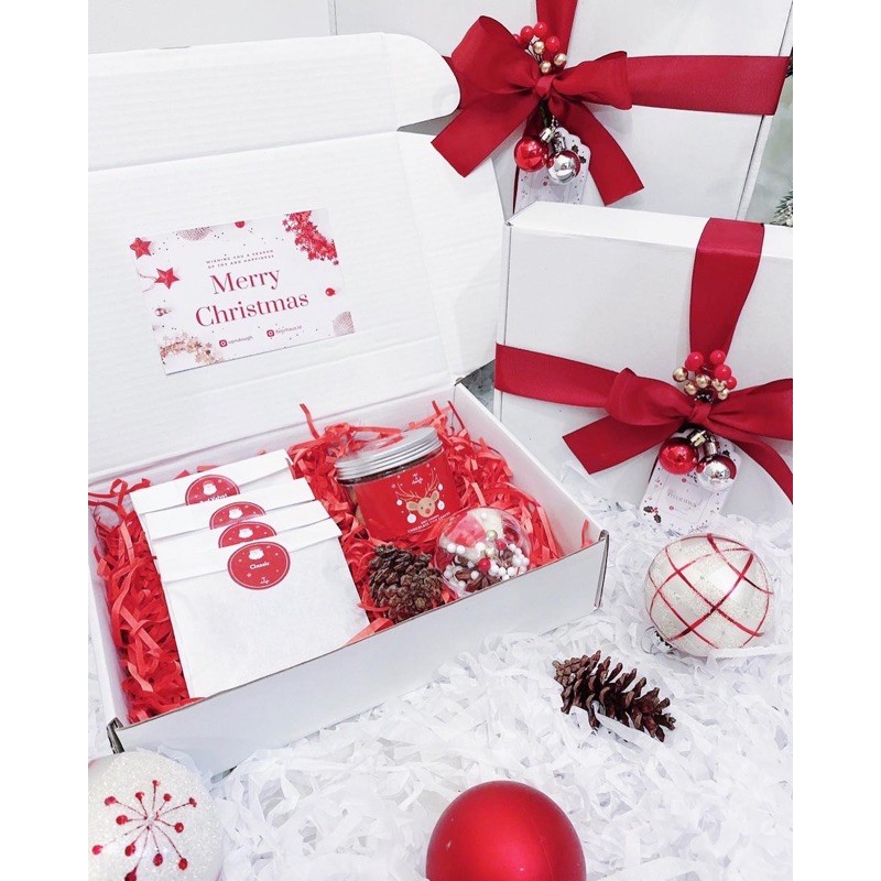 

SANTA CHRISTMAS HAMPERS