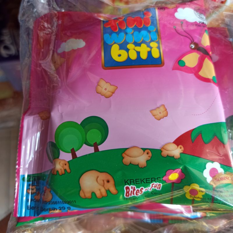 

Sobisco Tini Wini Biti - Besar Netto 20 gr KREKERS Rasa Stroberi Bites or Fun