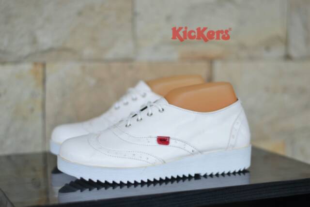 Sepatu wanita kickers