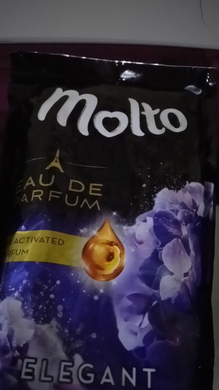 Molto Pelembut Dan Pewangi Pakaian Eau De Parfum 720ml