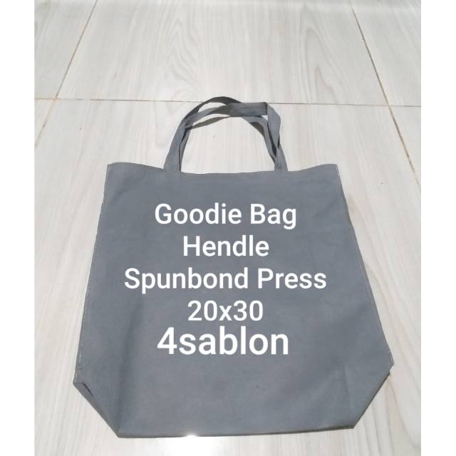 

Goodiebag Hendle + sablon 1 sisi 1 warna, tersedia warna, merah, abu-abu, hitam, biru, hijau