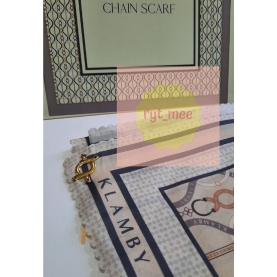 Charlotte scarf wearingklamby