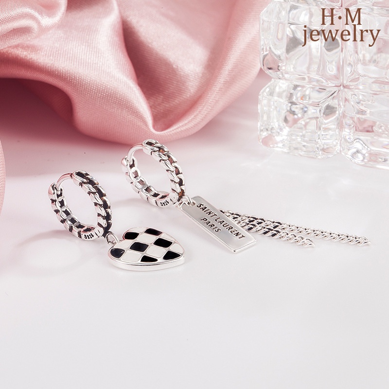 Anting Klip Asimetris Desain Papan Catur Hati Gaya Retro Untuk Wanita