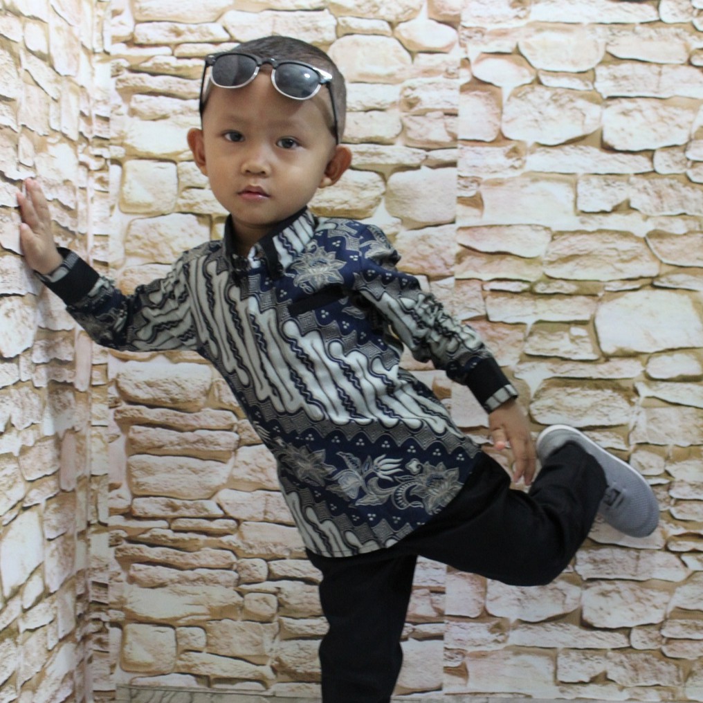 Kemeja batik anak laki laki lengan panjang motif parang Kemeja batik anak laki laki lengan panjang motif parang
