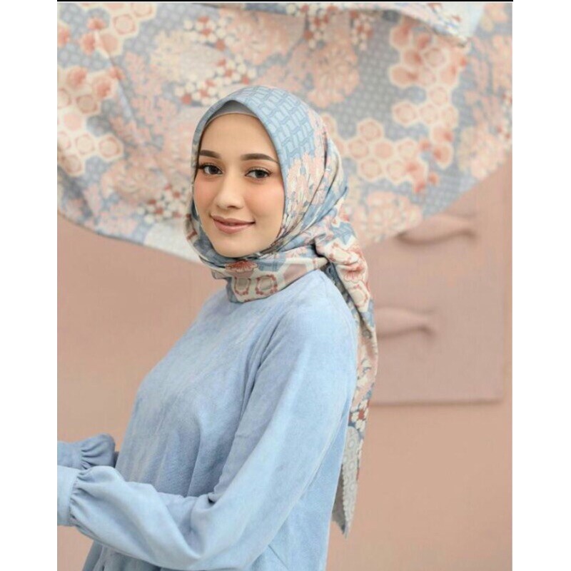 marina scarf wearing klamby