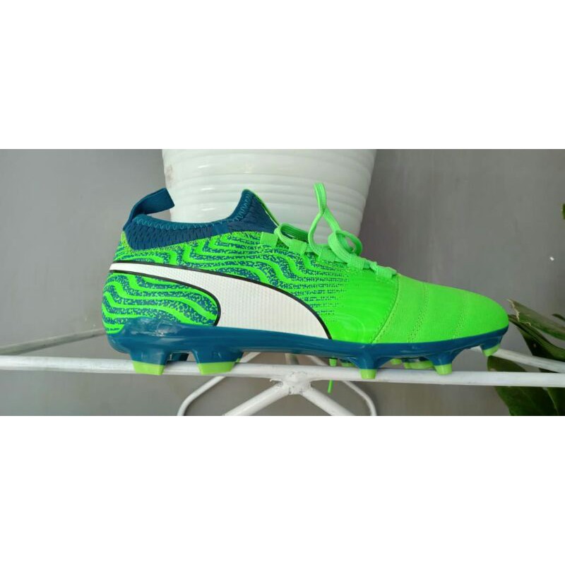 sepatu bola puma