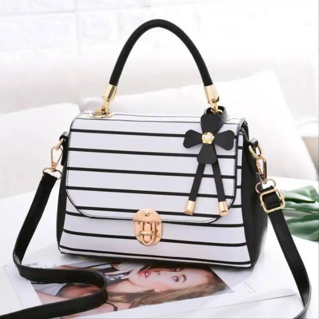 

Kode : ELJ 411 IDR : 170 rb Bahan: Kulit PU Ukuran : 16 x 24 x 12 cm