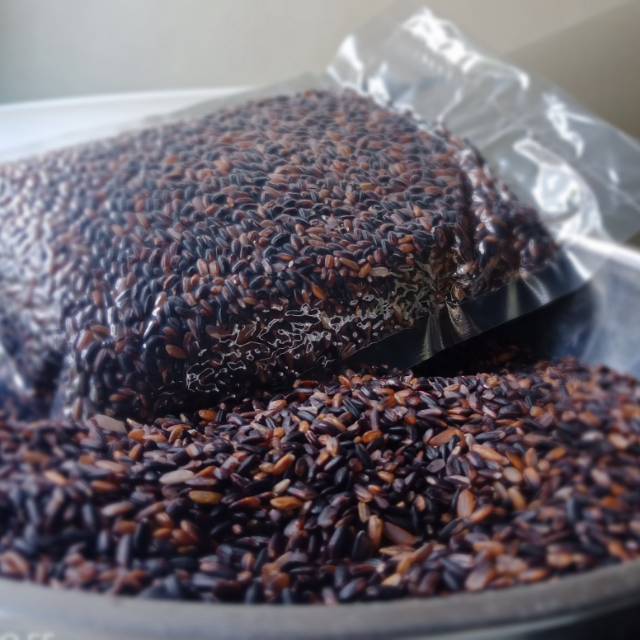 

Beras hitam kemasan 500 gram cuman Rp 15.000