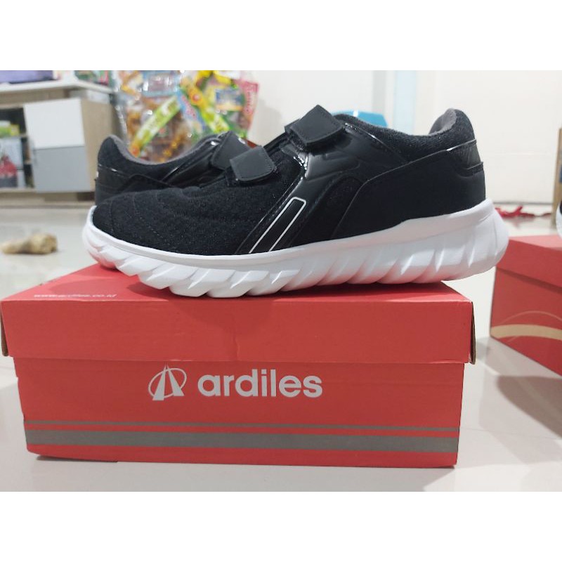 READY SEPATU ORIGINAL ARDILES HITAM PUTIH SEKOLAH CEWEK COWOK OLAHRAGA KERJA KRETEK TANPA TALI