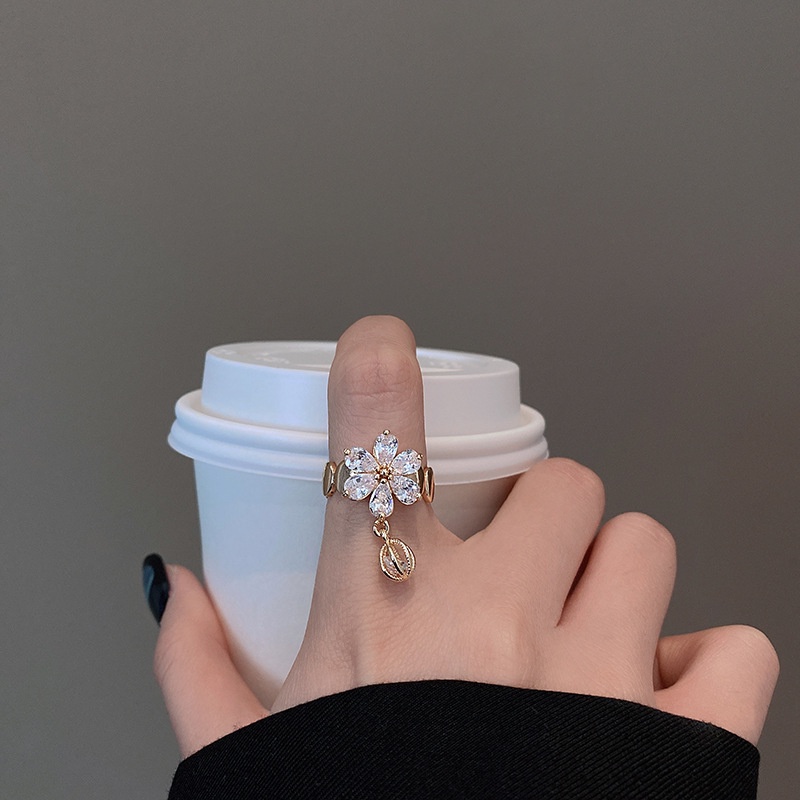 Cincin Bentuk Bunga Aksen Zircon Untuk Wanita