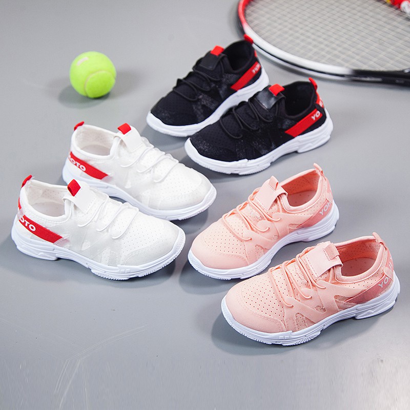 Sepatu Sneakers dengan Bahan Breathable dan Gambar Tulisan Sepatu Sneakers dengan Bahan Breathable dan Gambar Tulisan