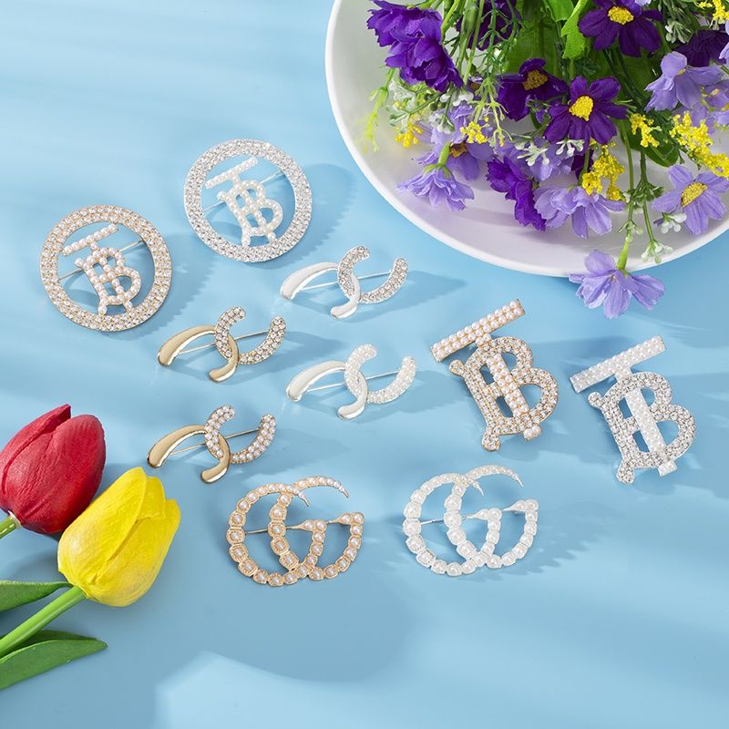 Bross Button Bros bulat bros huruf B bross chanel