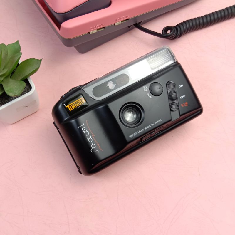 Kamera analog vintage retro jadul untuk pajangan, hiasan dinding, dan dekorasi-Novacam 1