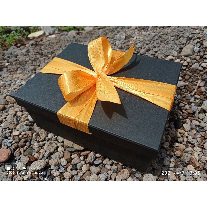 

kotak kado gift box wisuda hampers hadiah jilbab kaos dll||ukuran 20x15x8cm