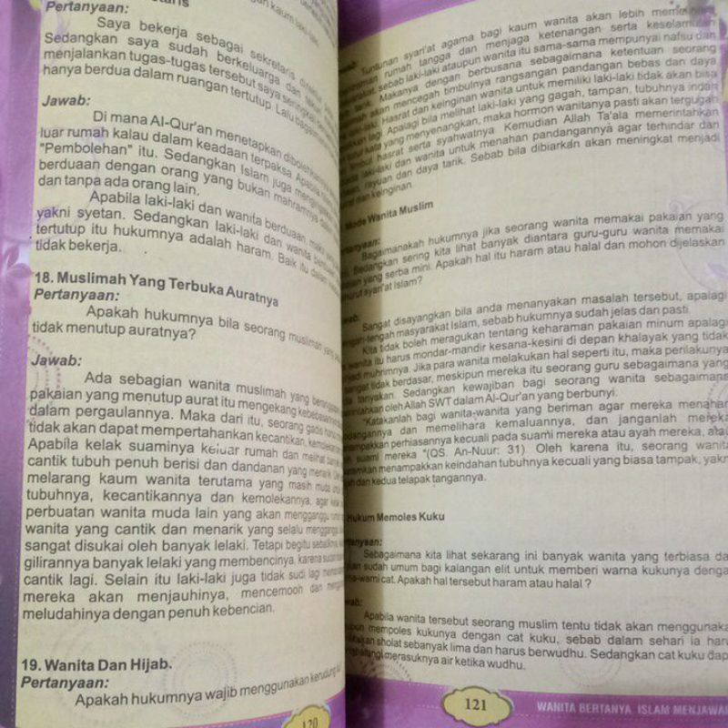 Buku Wanita Bertanya Islam Menjawab Berisi berbagai persoalan wanita Muslimah