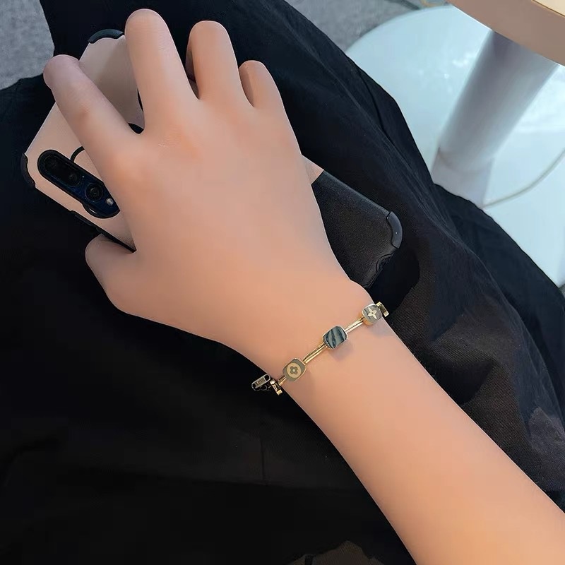 Gelang Tangan Rantai Baja titanium Aksen Daun clover Gaya hip hop Untuk Wanita element