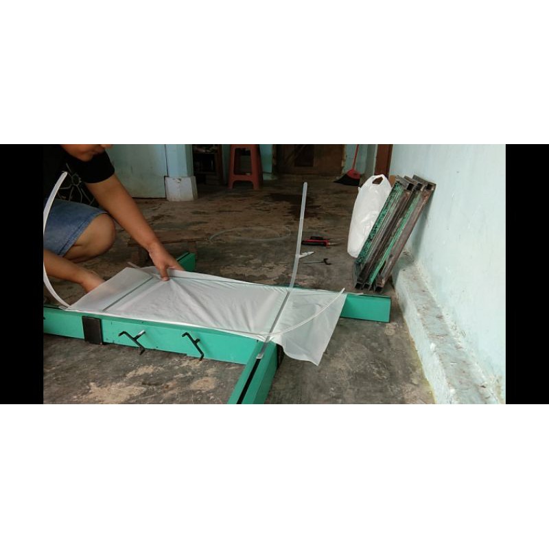 

Alat Penarik Screen Sablon Untuk Frame Besi / Kayu
