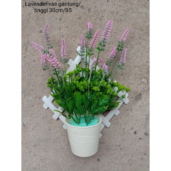 Rangkaian Bunga Lavender Plastik Vas Gantung Wajik
