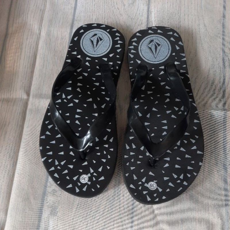 SANDAL JEPIT PRIA MOTIF VOLCOM