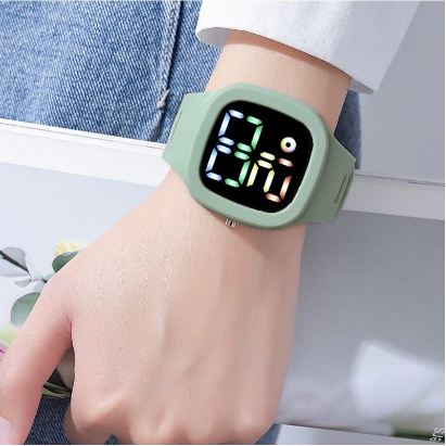 Jam Tangan Digital Wanita Pria Tahan Air Fashion Watch LED Tampilan Layar Besar Dengan Font Warna-warni M139