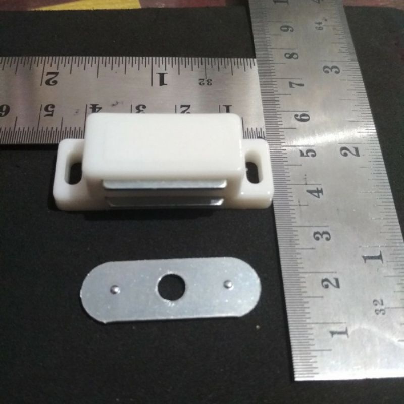 magnet kotak Putih untuk pintu lemari kayu
