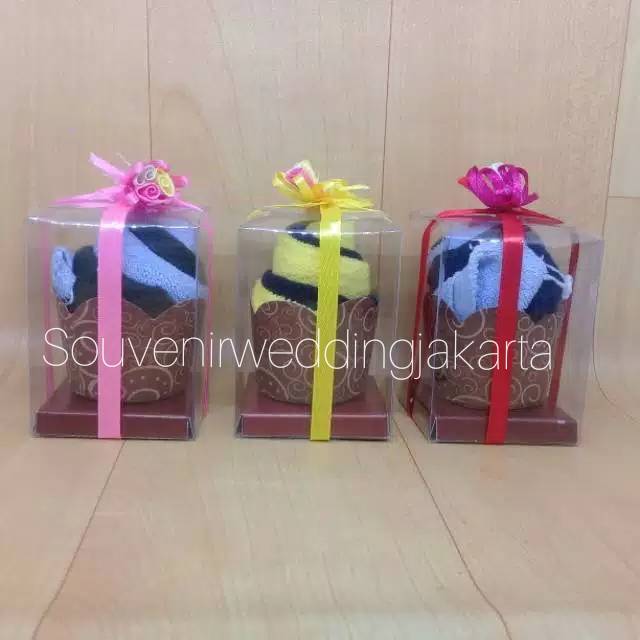 Souvenir saputangan towel cup cake