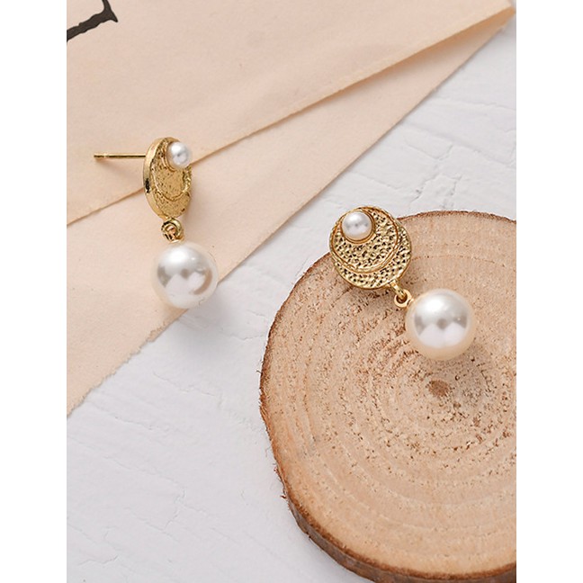 LRC Anting Tusuk Fashion Gold Artificial pearl Geometric Round Metal Stud Earrings D34132