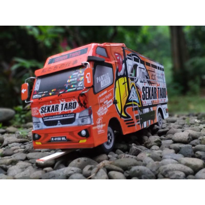 miniatur truk Besar sekar Taro