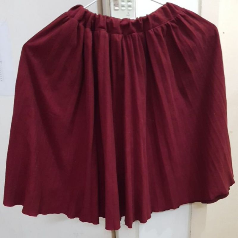 rok warna merah marun