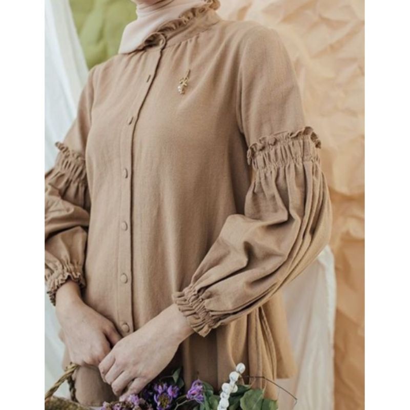 Aurora Blouse Milo Wearing Klamby