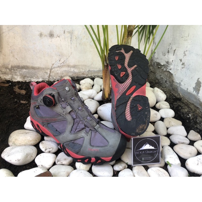 SEPATU GUNUNG TREKSTA -1