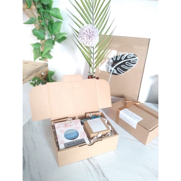 

Add On | Gift Boxes+Pita+Hiasan+Kartu Ucapan