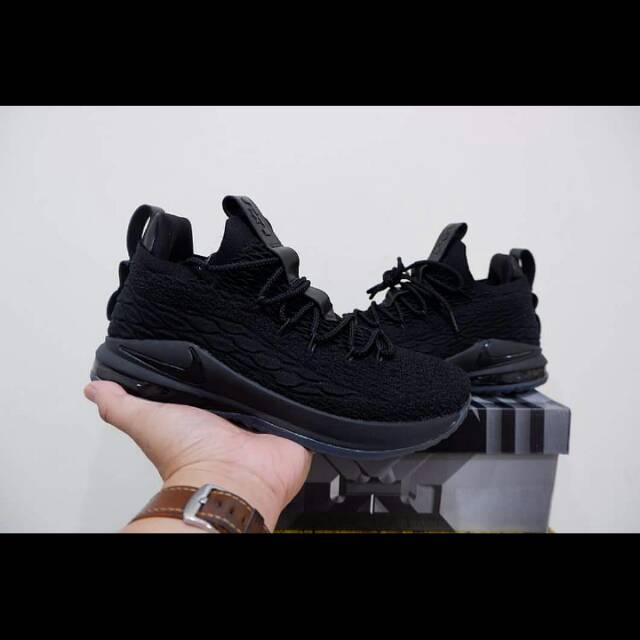 Sepatu basket lebron 15 low triple black