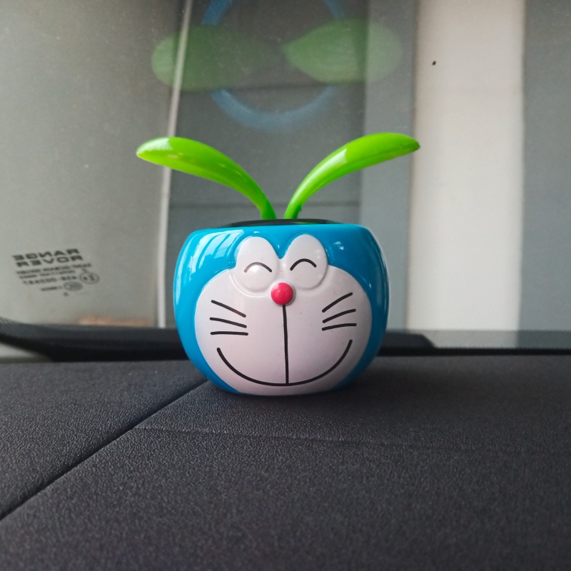 Doraemon HK Hello Kitty PLANT Series Boneka  Pajangan Mobil Solar Power