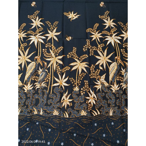 Kain batik solo bangau kembangan hitam