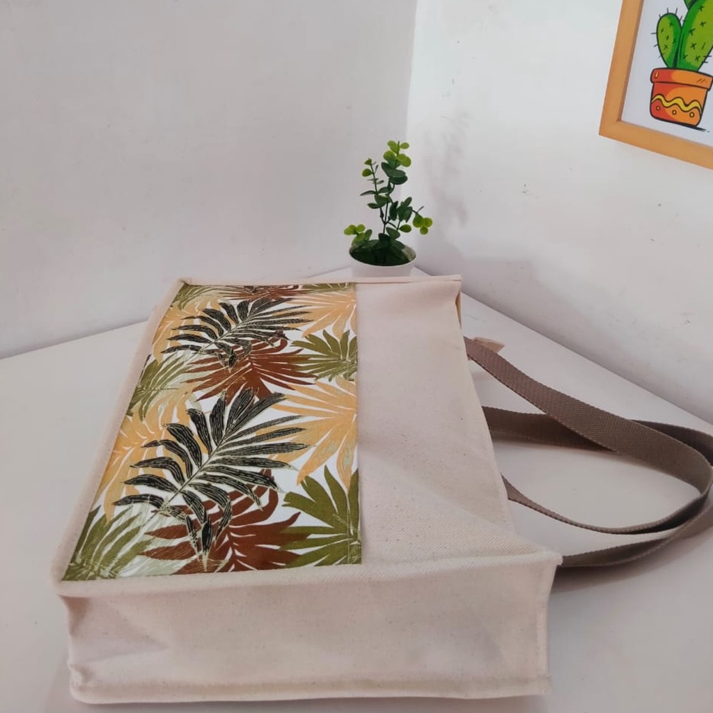 RIENS COLLECTIONS. TAS KANVAS TAS GONI SINTETIS KOMBINASI KANVAS MOTIF FLORAL PALM COKLAT