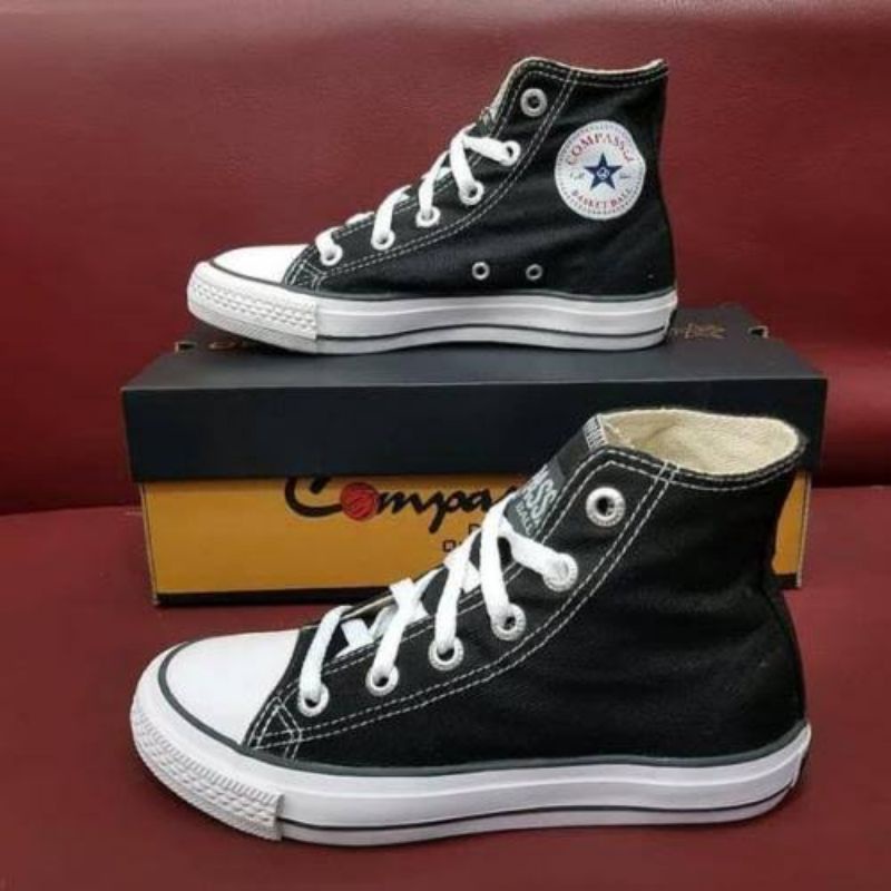 sepatu compass hitam putih