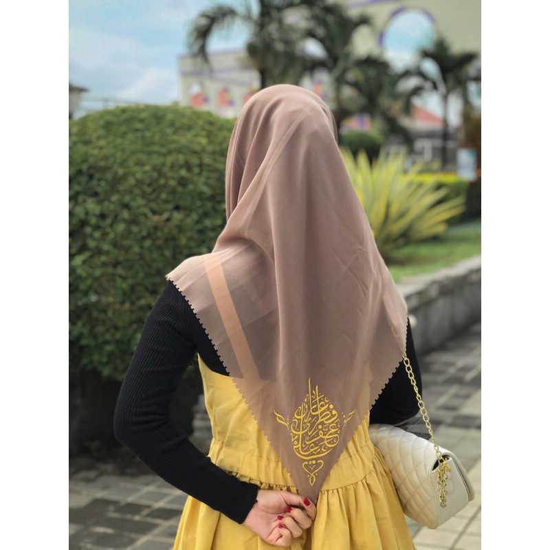 

Laileen Muhtaj Hijab lukis kaligrafi Custom Nama