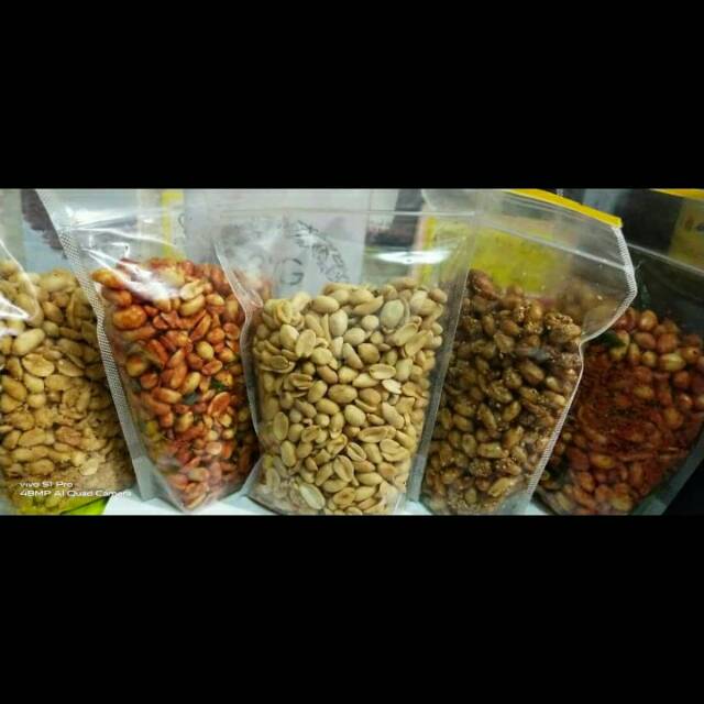 

Kacang tanah dengan varian 6 rasa .Kacang bawang.