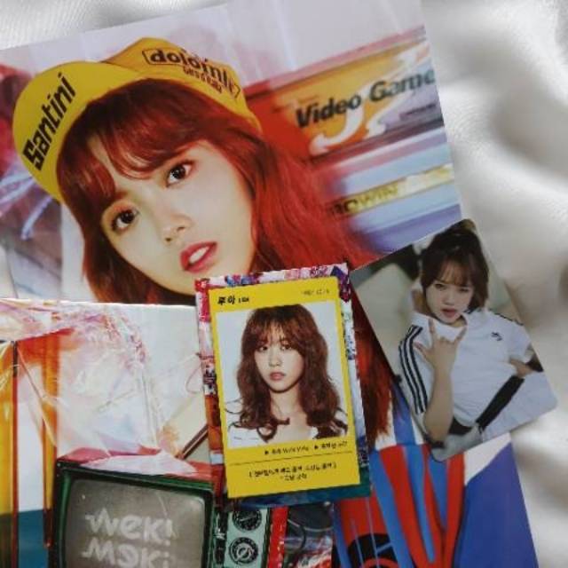 Weki Meki 1st Mini Album WEME (Suyeon, Elly, Yoojung, Doyeon, Sei, Lua, Rina, Lucy) Photocard