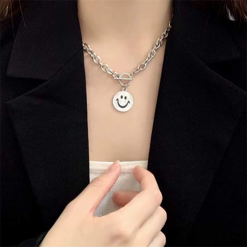 Kalung Rantai Klavikula Desain Smiley Face Gaya Retro Eropa Amerika