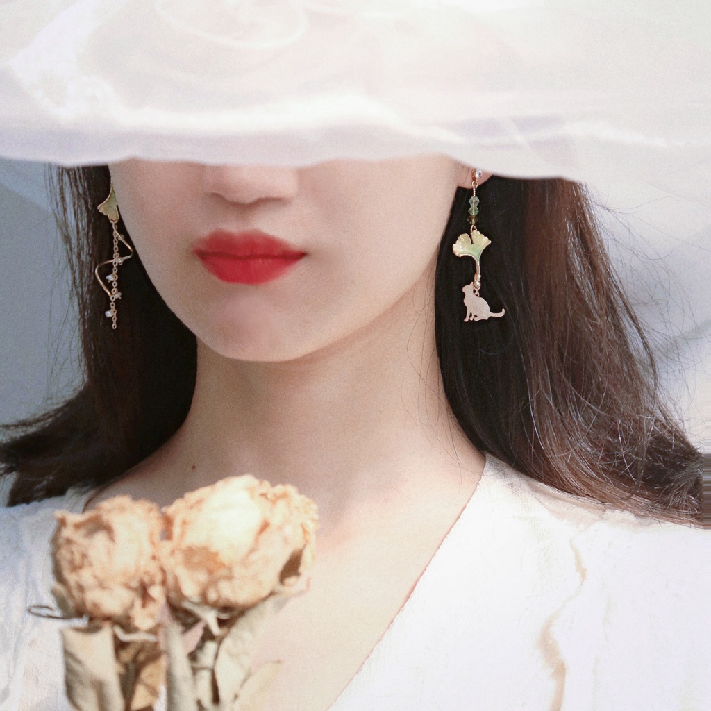 Anting Tusuk Asimetris Desain Daun Ginkgo Kucing Bahan 925 Silver Untuk Wanita