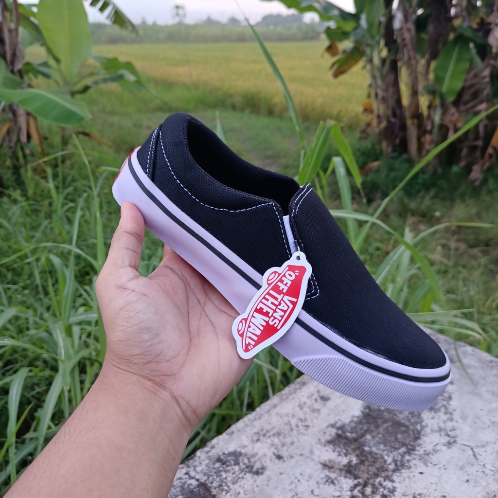 Sepatu Polos Slip on PrianWanita