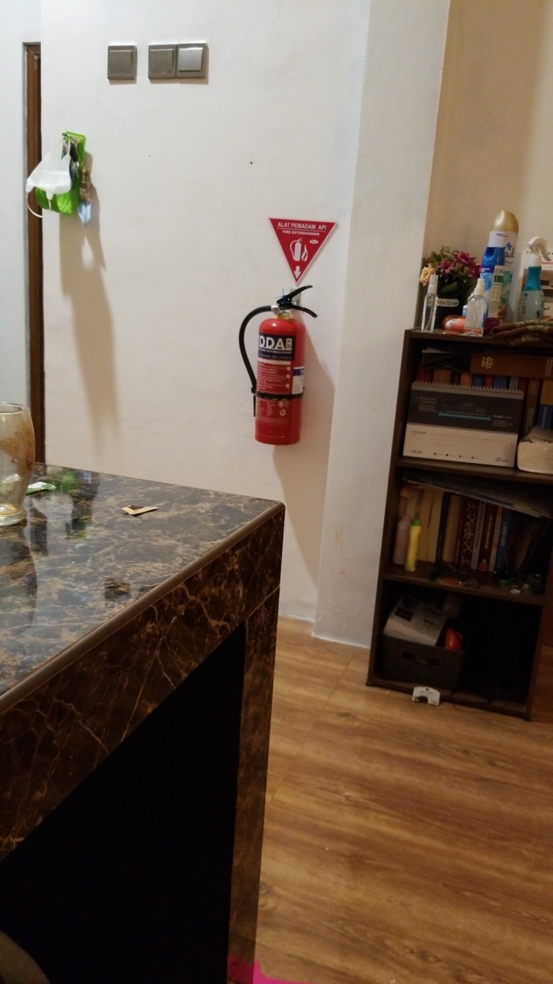 Segitiga Apar Tonata / Rambu Akrilik Alat Pemadam Api Ringan Tonata