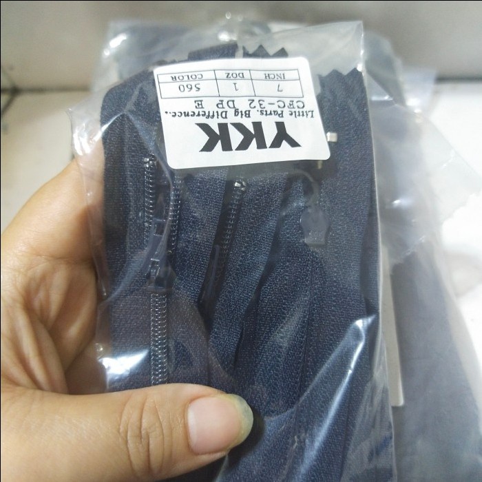 isi 12 Resleting biasa YKK hitam putih - sleting YKK CFC 32