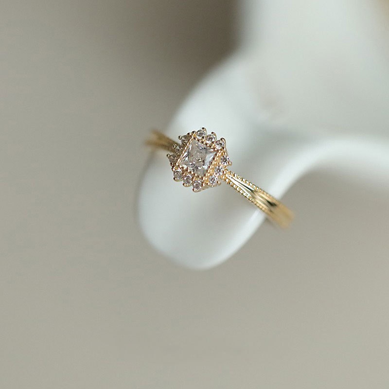 Cincin Pernikahan Bahan Titanium Steel Warna Gold Hias Kristalberlian Gaya Mewah Untuk Wanita