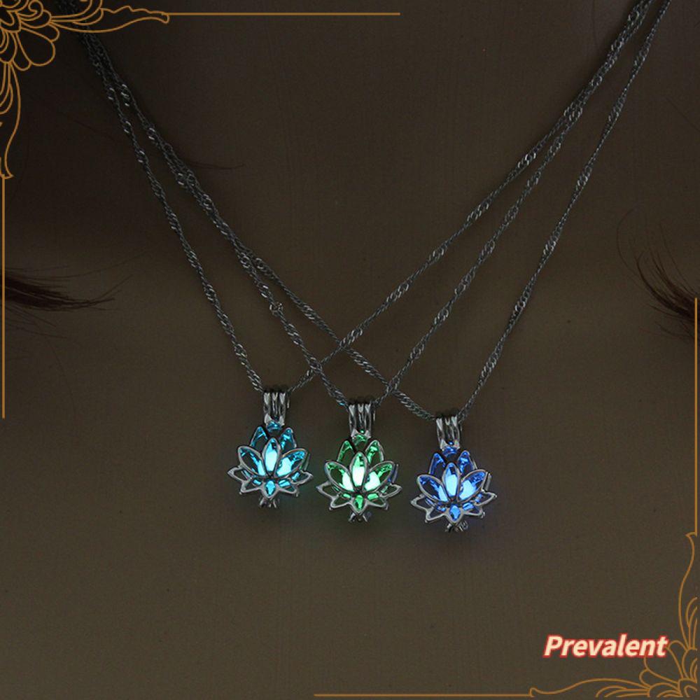 Kalung Rantai Dengan Liontin Bentuk Hati Glow in the Dark