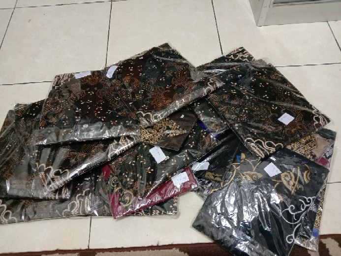 Hem Lengan Pendek Bordir Kombinasi Batik Motif Daun Sirih